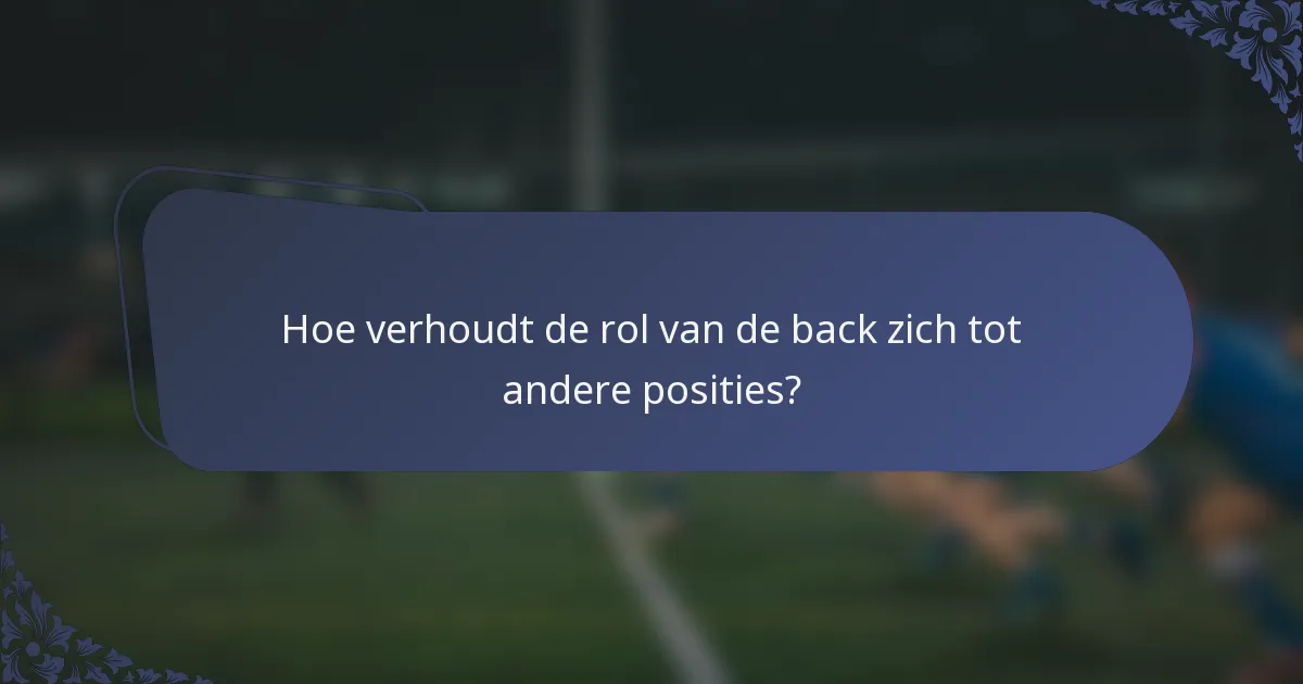 Hoe verhoudt de rol van de back zich tot andere posities?